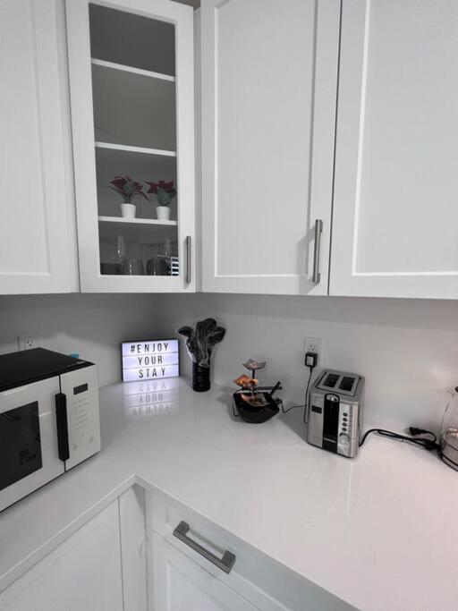 Brand New 4 Bedroom Villa By Hamilton Airport! Екстер'єр фото
