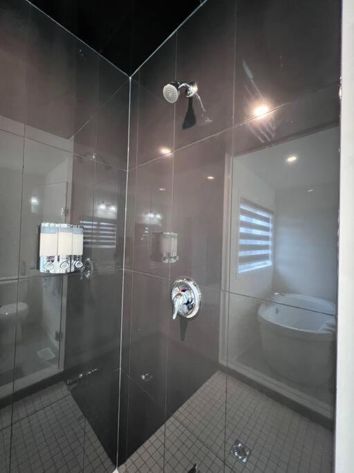 Brand New 4 Bedroom Villa By Hamilton Airport! Екстер'єр фото