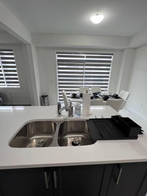 Brand New 4 Bedroom Villa By Hamilton Airport! Екстер'єр фото