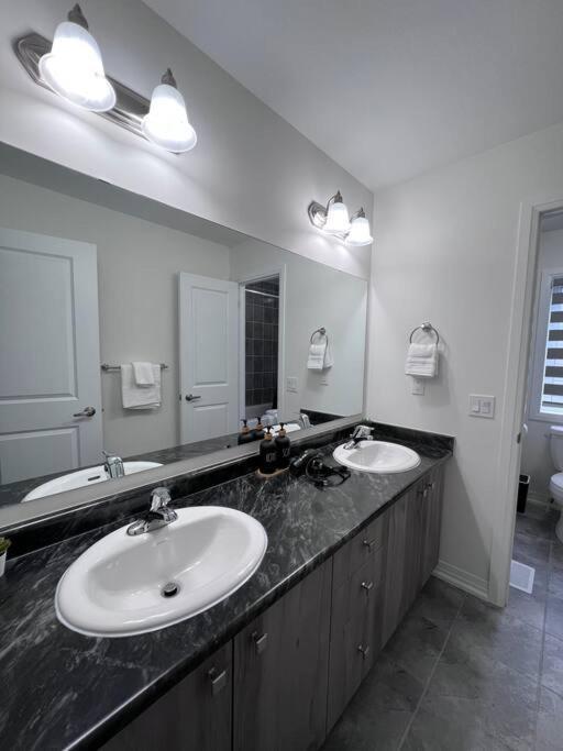 Brand New 4 Bedroom Villa By Hamilton Airport! Екстер'єр фото