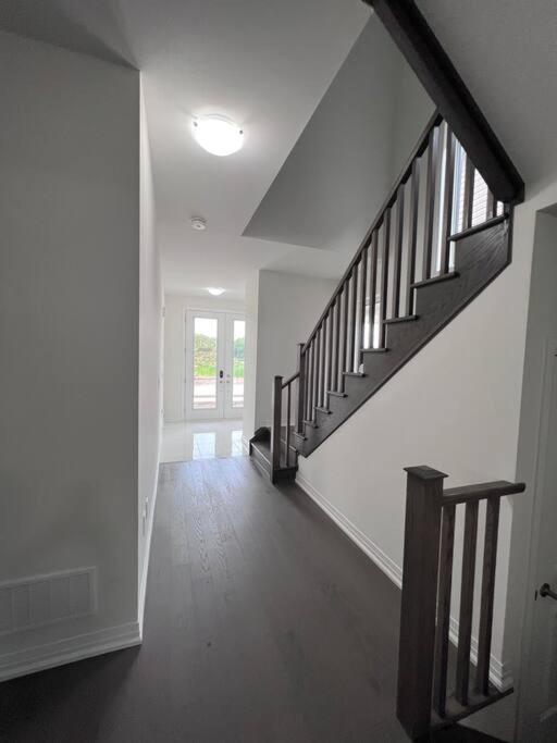 Brand New 4 Bedroom Villa By Hamilton Airport! Екстер'єр фото