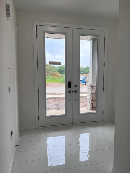 Brand New 4 Bedroom Villa By Hamilton Airport! Екстер'єр фото