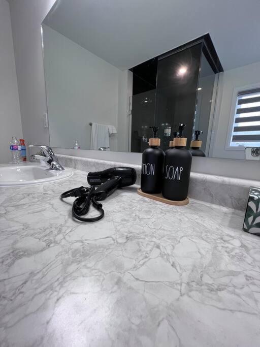 Brand New 4 Bedroom Villa By Hamilton Airport! Екстер'єр фото