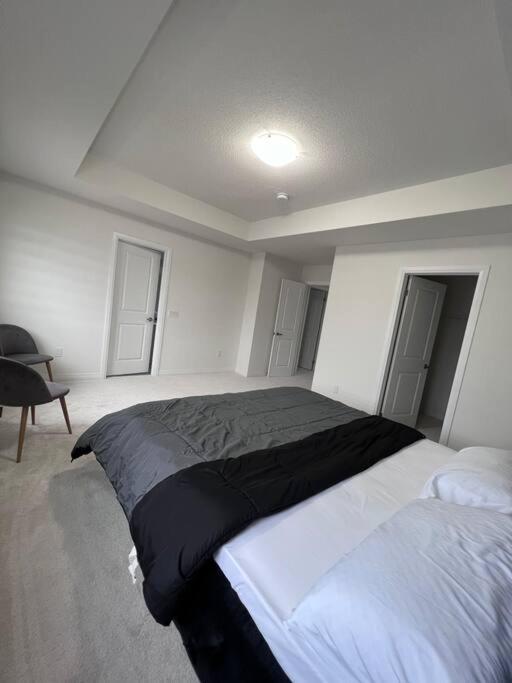 Brand New 4 Bedroom Villa By Hamilton Airport! Екстер'єр фото