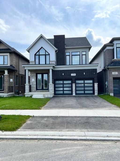 Brand New 4 Bedroom Villa By Hamilton Airport! Екстер'єр фото